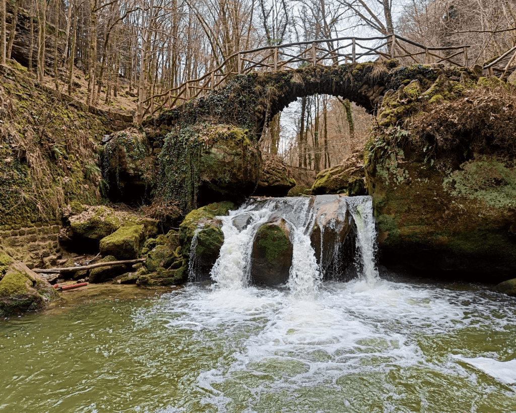 hiken luxemburg mullerthal w7 Schiessentümpel waterval